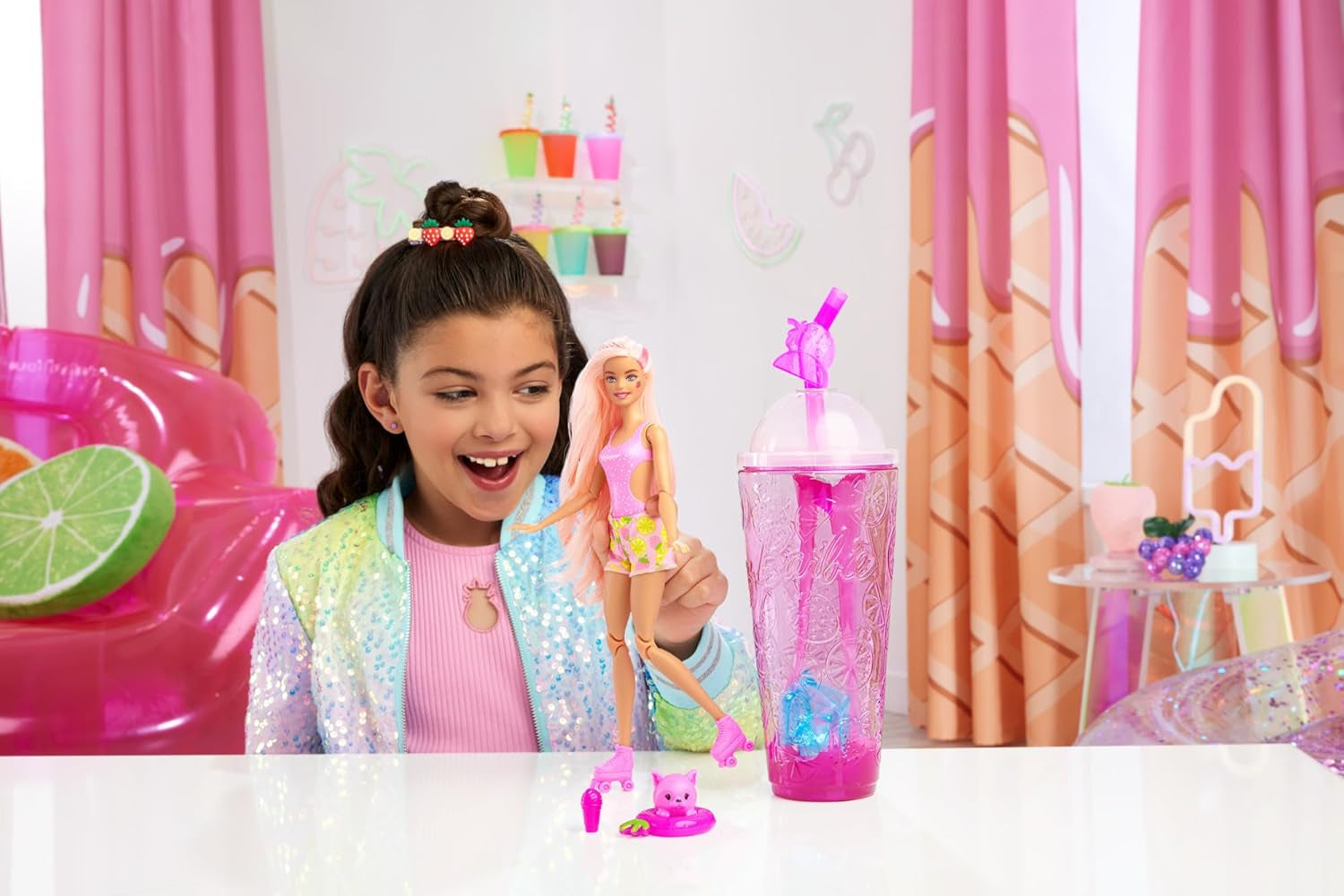 Barbie Pop Reveal Fruit - Panenky s překvapením s 8 ovocnými překvapeními, včetně polohovatelné panenky s vůní jahodové limonády a nadýchaného štěněte, věk 3+, HNW41