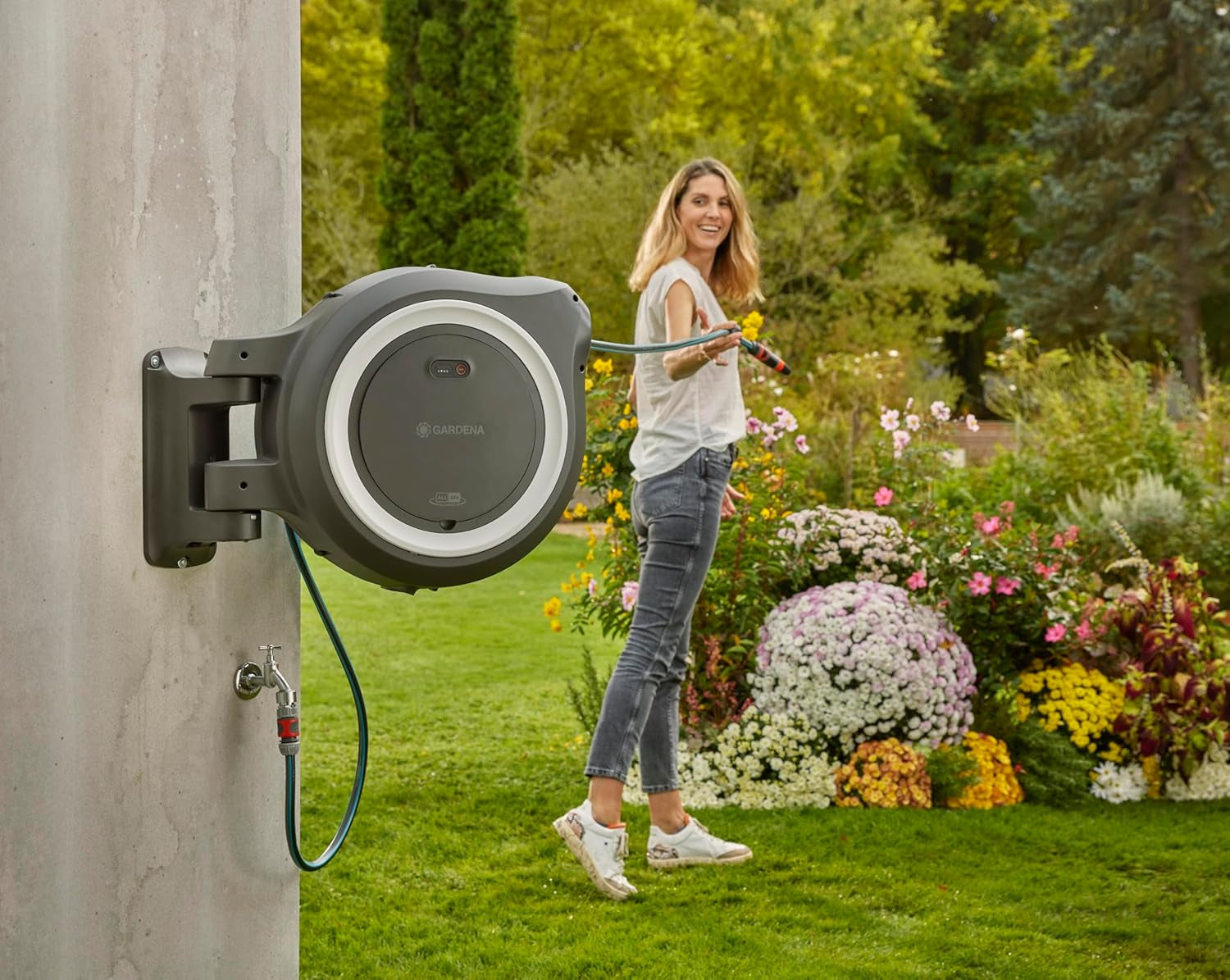 Bezdrátový nástěnný hadicový box Gardena PowerRoll XXL Solo: Automatický hadicový naviják se 40m zahradní hadicí, hadicovým vedením a RollControl, bateriový, odolný vůči UV záření a mrazu (18647-55)