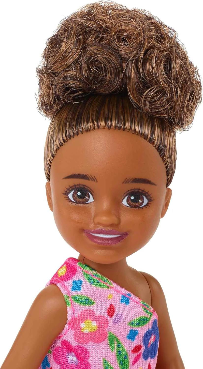 Barbie Chelsea Club – HGT07 – 15cm kloubová panenka smíšené rasy dívka s růžovým květem