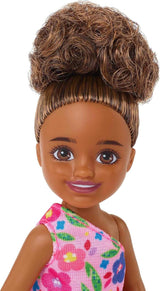 Barbie Chelsea Club – HGT07 – 15cm kloubová panenka smíšené rasy dívka s růžovým květem