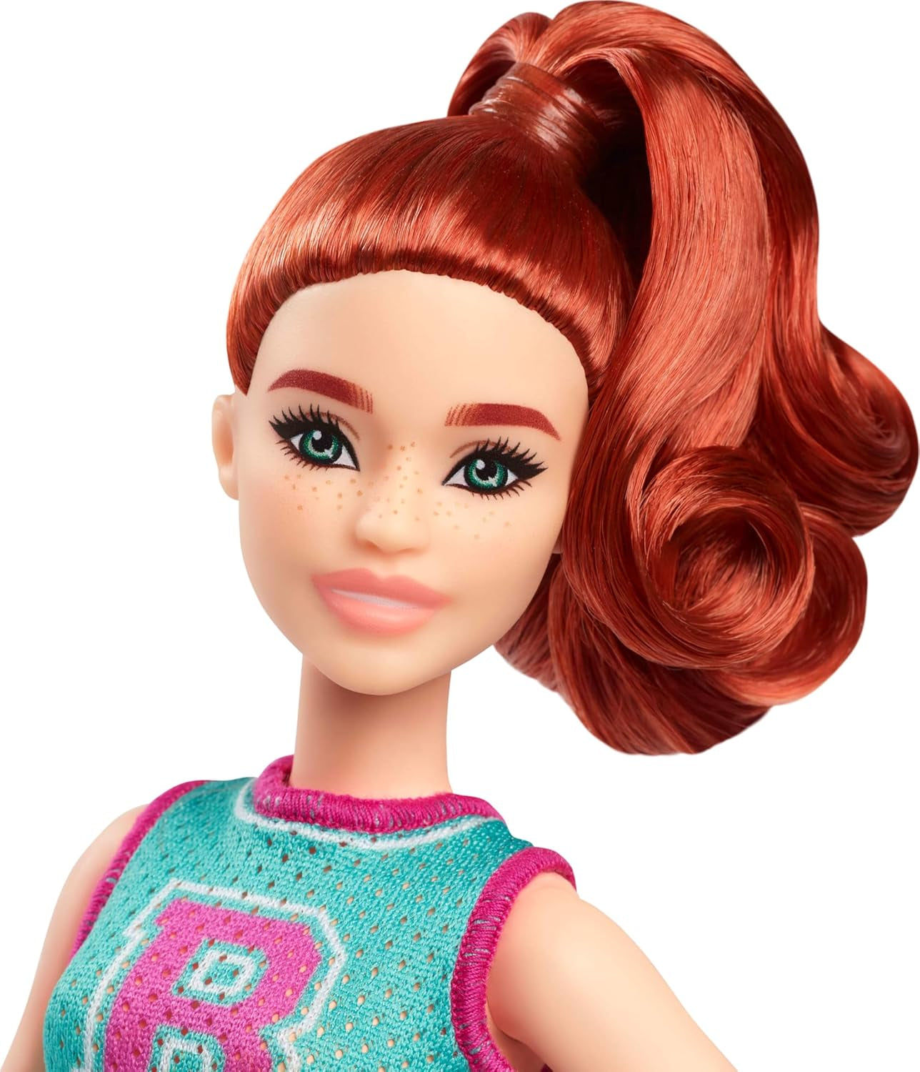 Panenka Barbie Fashionistas č. 232 s červenými vlasy, žerzejový top s potiskem B, fialová skládaná sukně, náramkové hodinky a tenisky, HYT90 Naty Shop Dolls