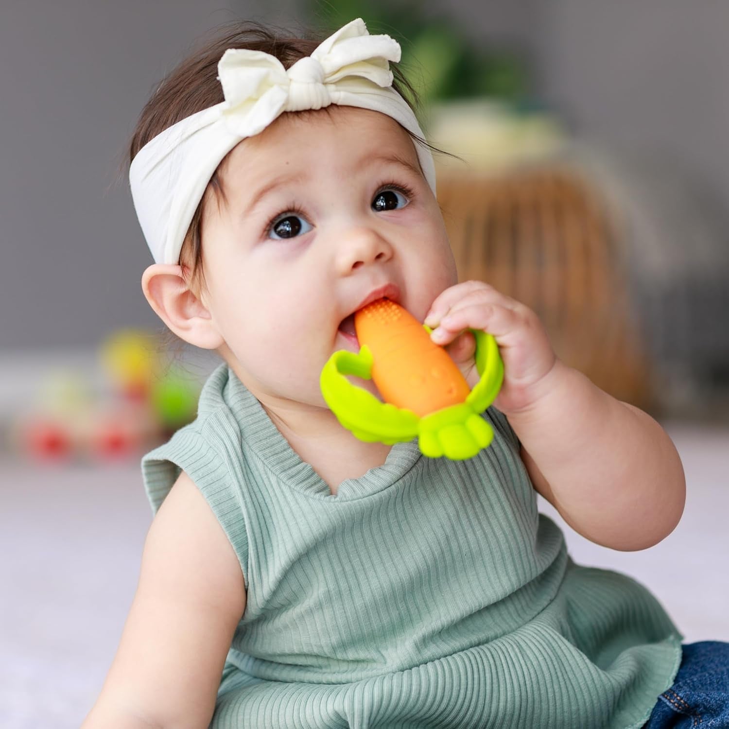 Infantino Lil' Nibbles, texturované silikonové kousátko, kousátko pro miminka bez BPA, měkké, snadno se drží, smyslová stimulace pro kojence, mrkev
