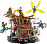 Sada LEGO 76261 Marvel Spider-Man's Big Showdown, Spider-Man: No Way Home se 3 minifigurkami Peterem Parkerem a zeleným skřítkem, Electro, Sandman, Ned, Doctor Strange a MJ, sběratelský model Stavebnice Besuche den LEGO-Store