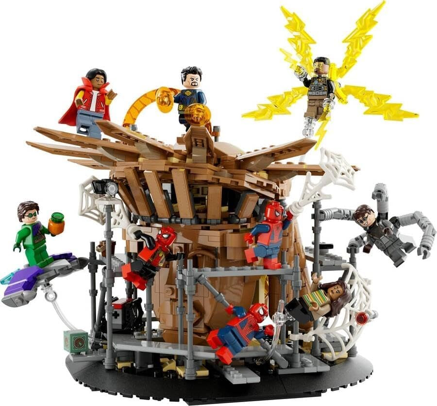 Sada LEGO 76261 Marvel Spider-Man's Big Showdown, Spider-Man: No Way Home se 3 minifigurkami Peterem Parkerem a zeleným skřítkem, Electro, Sandman, Ned, Doctor Strange a MJ, sběratelský model Stavebnice Besuche den LEGO-Store