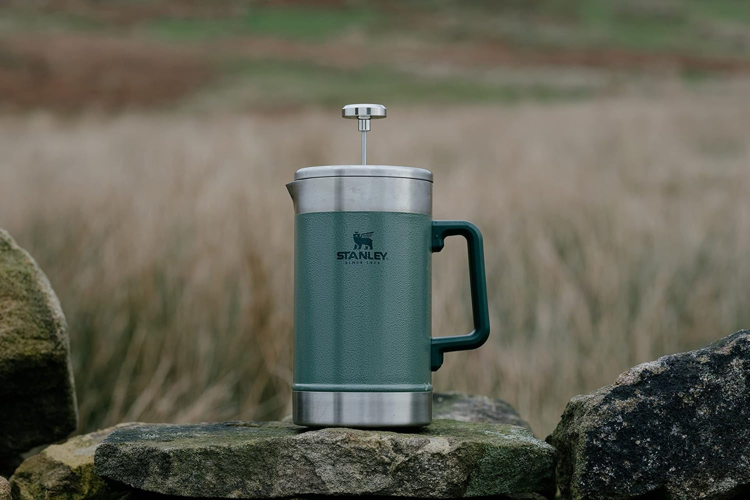 STANLEY Classic Stay Hot Coffee Press 1,4L Hammertone Green - Udrží kávu horkou po dobu 4 hodin - Minimální sediment - Integrovaný lis na kávu z nerezové oceli - Bez BPA - Vhodné do myčky