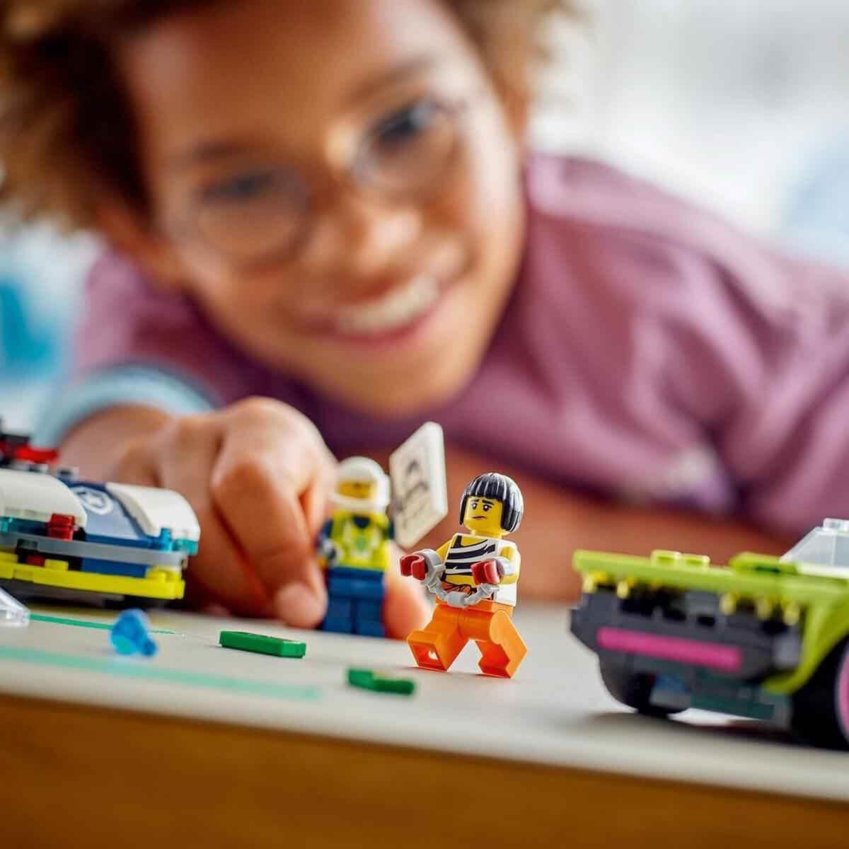 LEGO City Car Chase s policejním autem a svalovcem, vláček se 2 závodními auty, policejní dárek pro děti, chlapce a dívky od 6 let, sada s policistou a minifigurkami Ganovin 60415 Stavebnice Besuche den LEGO-Store