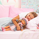 Bayer Design 94635AX Funkční panenka Charlene s ospalými vlasy a očima, mluví a zpívá 90 vět, 2 básně a 8 písní, 46 cm, panenka s více doplňky, 1,30 kg, růžová, šedá