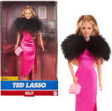 BARBIE Keeley Jones - Sběratelská panenka inspirovaná Tedem Lasem, horké růžové hedvábné midi šaty, zlaté vysoké podpatky, černý plášť, zlaté kruhové náušnice, růžová taška, pro věk 3+, HJW92