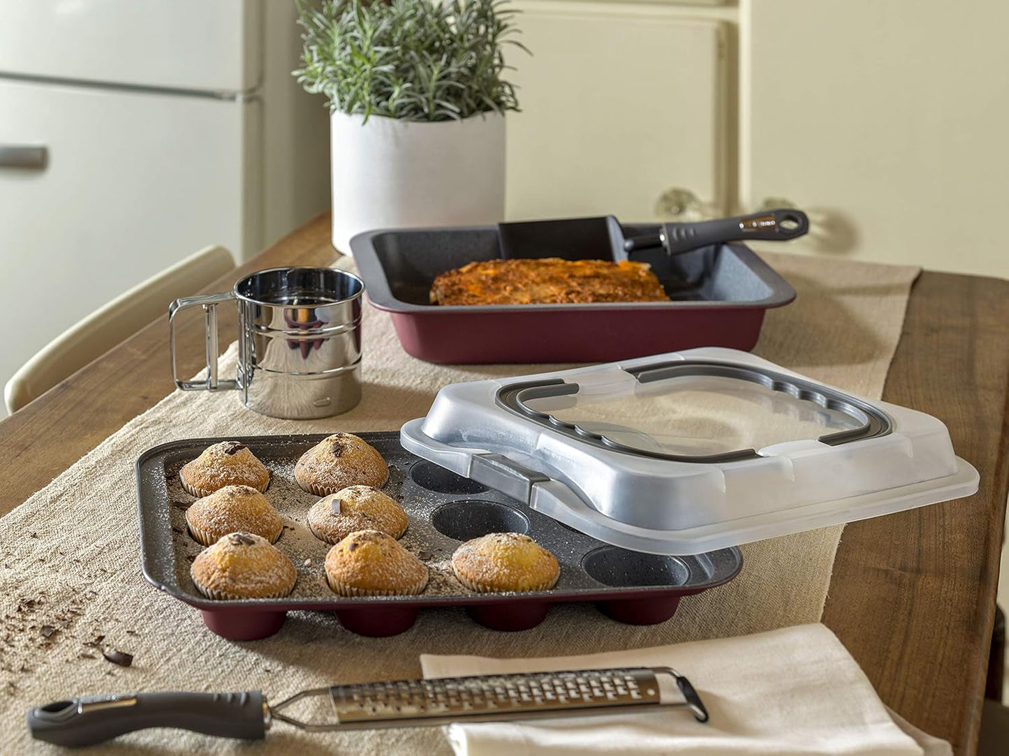 Pečicí plech Sweet Cherry, na 12 muffinů, s víkem, plastová ocel, třešňově červená Pečicí plechy a formy Naty Shop