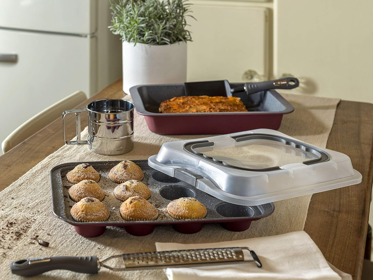 Pečicí plech Sweet Cherry, na 12 muffinů, s víkem, plastová ocel, třešňově červená Pečicí plechy a formy Naty Shop
