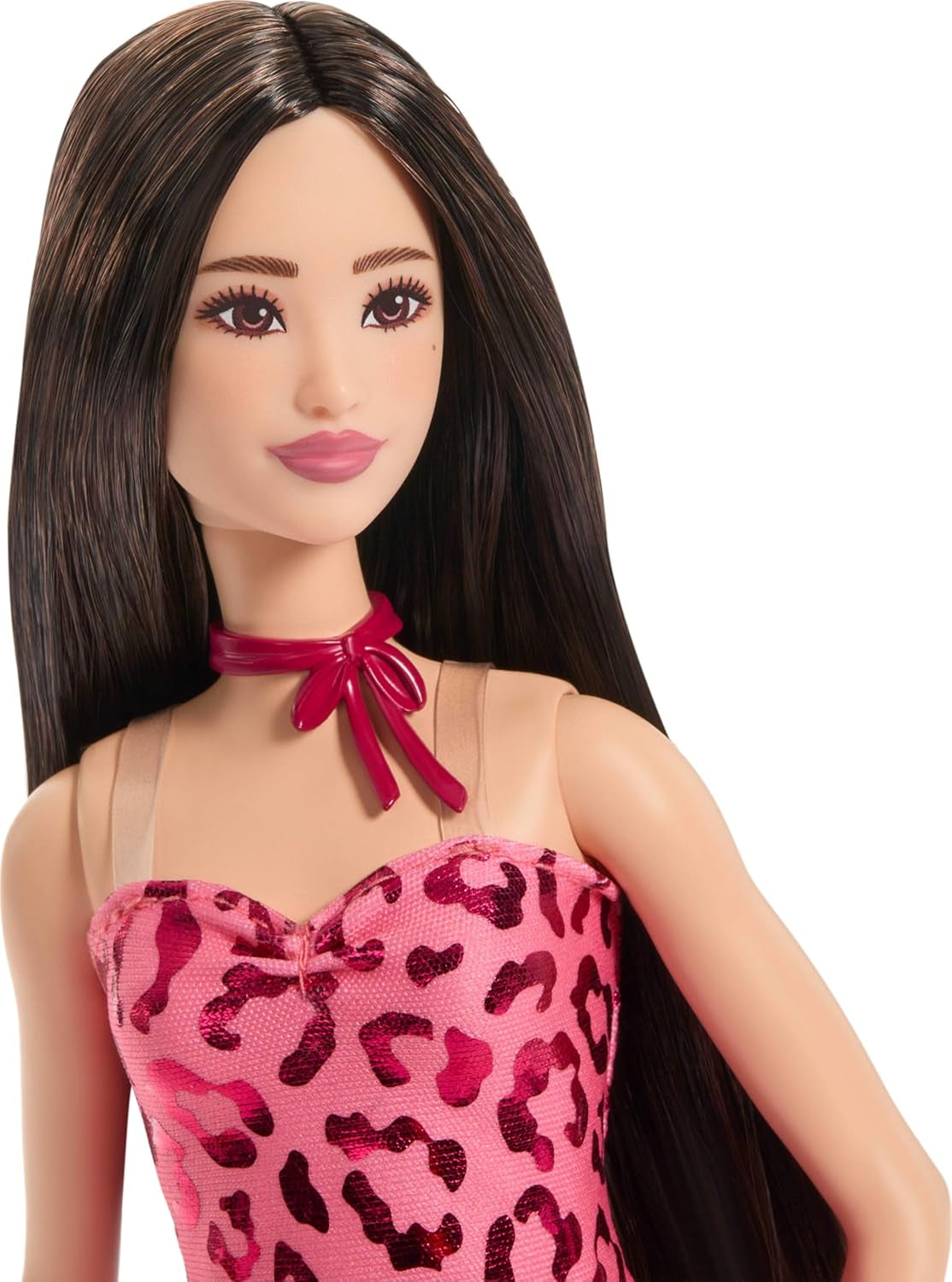 Panenka Barbie Fashionistas č. 246 v růžových šatech s leopardím vzorem bez ramínek s černými vlasy a doplňky, jako je mašličkový náhrdelník a boty, JJN59