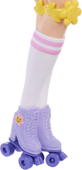 Panenka Barbie Dream Besties a doplňky, módní panenka Barbie Renee s bruslením na kolečkových bruslích a černými vlasy, 12 tématických doplňků s videi a jídlem, JFX99