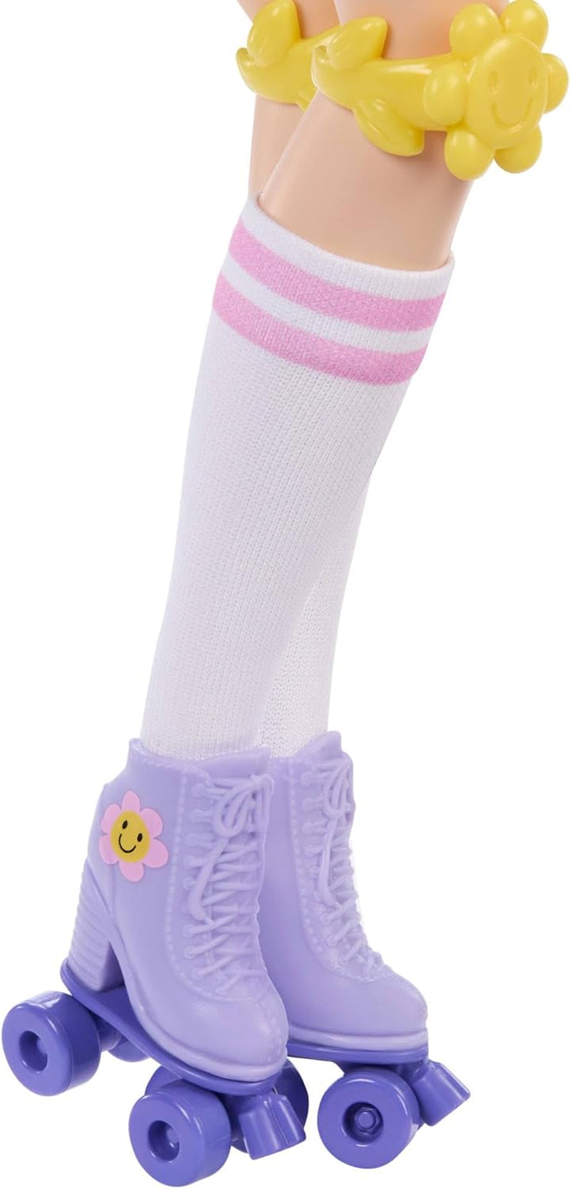 Panenka Barbie Dream Besties a doplňky, módní panenka Barbie Renee s bruslením na kolečkových bruslích a černými vlasy, 12 tématických doplňků s videi a jídlem, JFX99