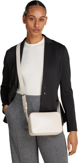 Calvin Klein crossbody kabelka Embossed Logo Camera Bag se zapínáním na zip Dámské tašky Naty Shop