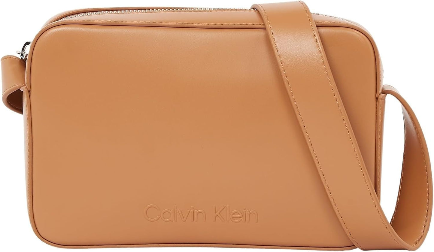 Calvin Klein crossbody kabelka Embossed Logo Camera Bag se zapínáním na zip Dámské tašky Naty Shop Brown (Leo)