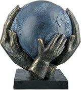 Casablanca moderní design GILDE Deco Sculpture Figura Zachraňte svět - Zeměkoule v rukou - Výška 19 cm Sošky a plastiky Naty Shop