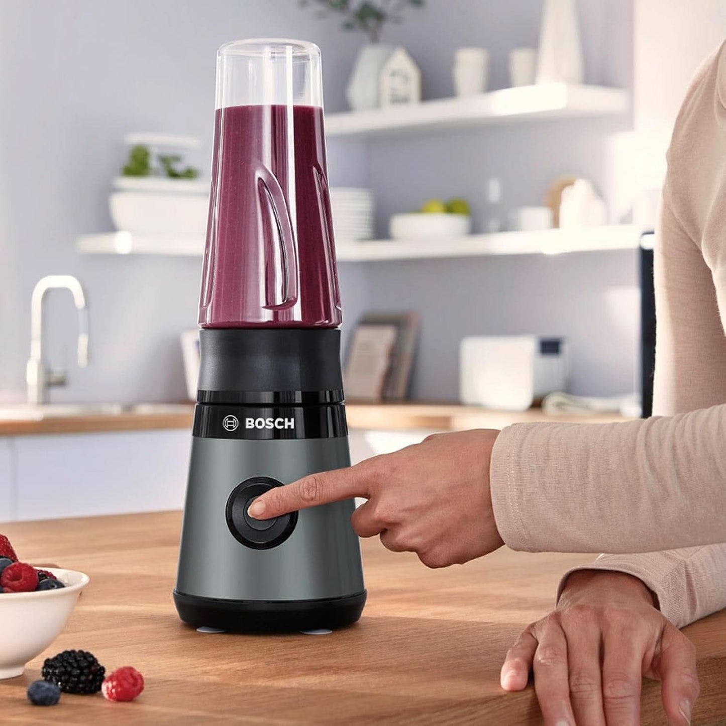 Bosch Mini-stojanový mixér Vitapower Serie 2 MMB2111S, vysokorychlostní mixér, Bis Zu 40 000 ot./min., Tritan Togo-Flasche 0,6 L, Trinkdeckel, Bruchsicher, Spülmasch.Geeignete Teile, 450W, Silberty Shopwarz Kitchen