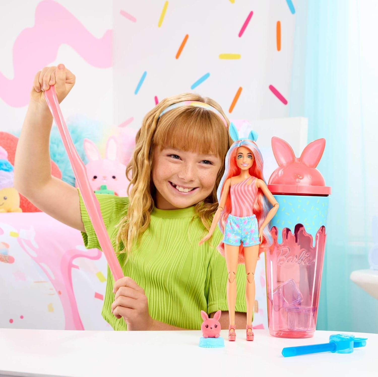 Panenka Barbie Pop Reveal a příslušenství Set Shakes Series Roztomilé vonící kotě Módní panenka a mazlíček s 8 překvapeními včetně změny barvy JCN87