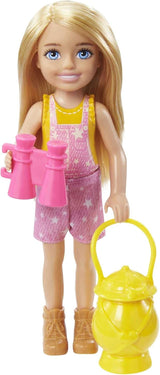 Série Barbie Chelsea, Kempování panenky Chelsea s blond vlasy, Sova, Spací pytel, Polštář, Baterka, Dalekohled, Doplňky pro kempování, Dárek pro děti, Hračka od 3 let, HDF77
