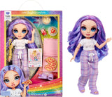 Panenka Rainbow High Junior High PJ Party - Fialová - 22 cm s měkkou kombinézou, pantoflemi a herními doplňky - Dětská hračka - Ideální pro 4-12 let
