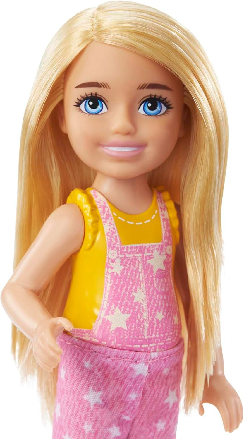 Série Barbie Chelsea, Kempování panenky Chelsea s blond vlasy, Sova, Spací pytel, Polštář, Baterka, Dalekohled, Doplňky pro kempování, Dárek pro děti, Hračka od 3 let, HDF77