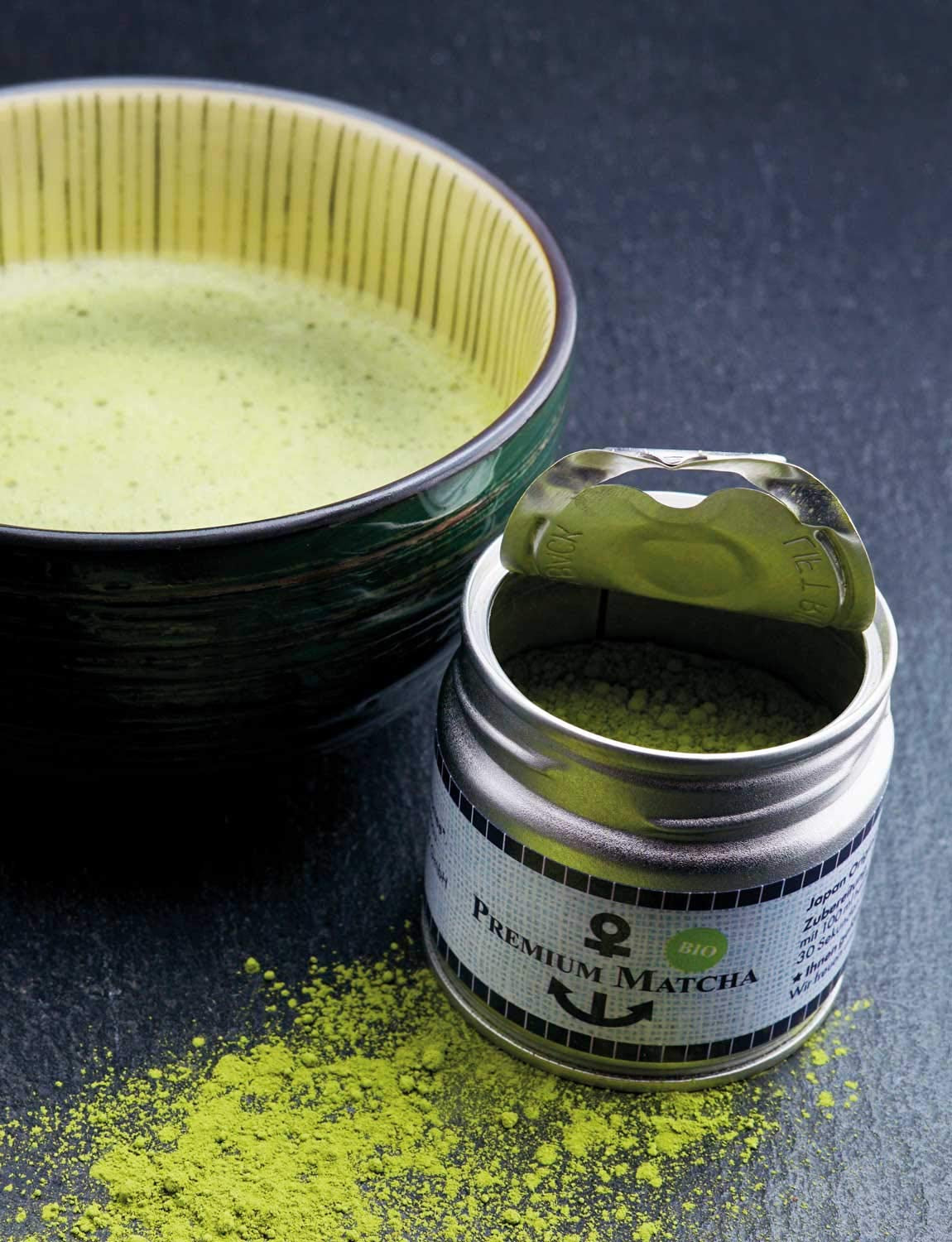 Prémiová organická Matcha z Japonska, Ceremonial Grade, Bez pesticidů, Extra jemný prášek v krabičce 30g, Intenzivní a delikátní příchuť zeleného čaje, Vhodné pro Latte, Smoothie, Ceremonial Grade
