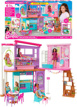 Prázdninový dům Barbie (116 x 77,9 cm), 6místný domeček na hraní, kompletně zařízený s příslušenstvím, nábytkem a výtahem, skládací a úložný, panenka, dárek pro děti od 3 let, HCD50