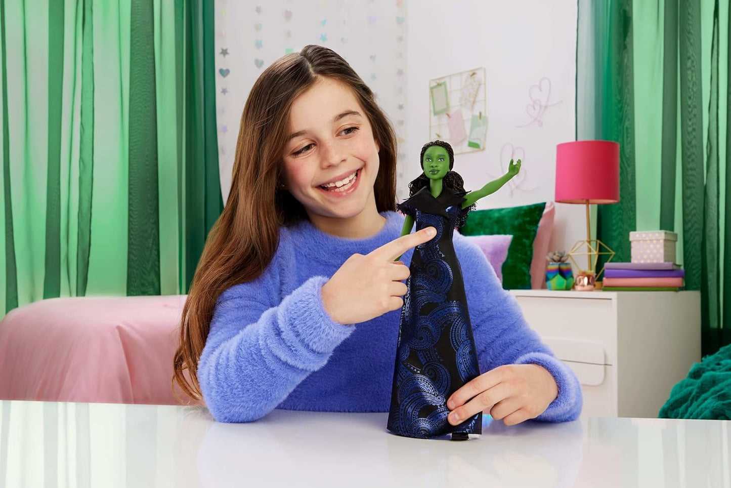 Mattel Wicked: For Good Singing Elphaba Fashion Doll od Universal Pictures s odnímatelným oblečením inspirovaným filmem zpívá „for Good“ v angličtině, JFM09