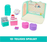 DOMEČEK PRO PANENKY GABBY'S DREAMWORKS - Pokoj Deluxe, Cukrárna Cakey, Kuchyňka Kuchi (rumunsky Cakey), 3 kusy nábytku a 2 krabice s překvapením s příslušenstvím, vhodné pro děti od 3 let