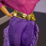 Panenka Barbie Signature Debbie Allen Tribute Collection v topu mimo rameno, zlatý pásek a fialové třásňové kalhoty a legíny, JBJ24