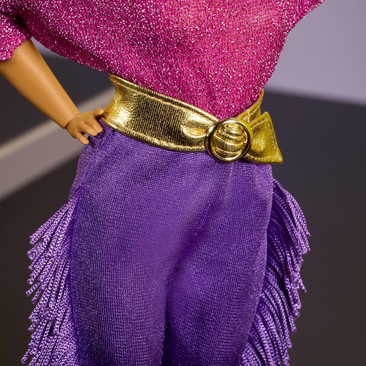 Panenka Barbie Signature Debbie Allen Tribute Collection v topu mimo rameno, zlatý pásek a fialové třásňové kalhoty a legíny, JBJ24