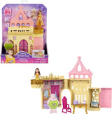 Mattel Disney Princezna Transformující herní sada Kočár do hradu s panenkou Aurora, 3 úrovně, 6 herních oblastí, 4 figurky, nábytek a doplňky Panenky HWX17 Naty Shop Belle Playset