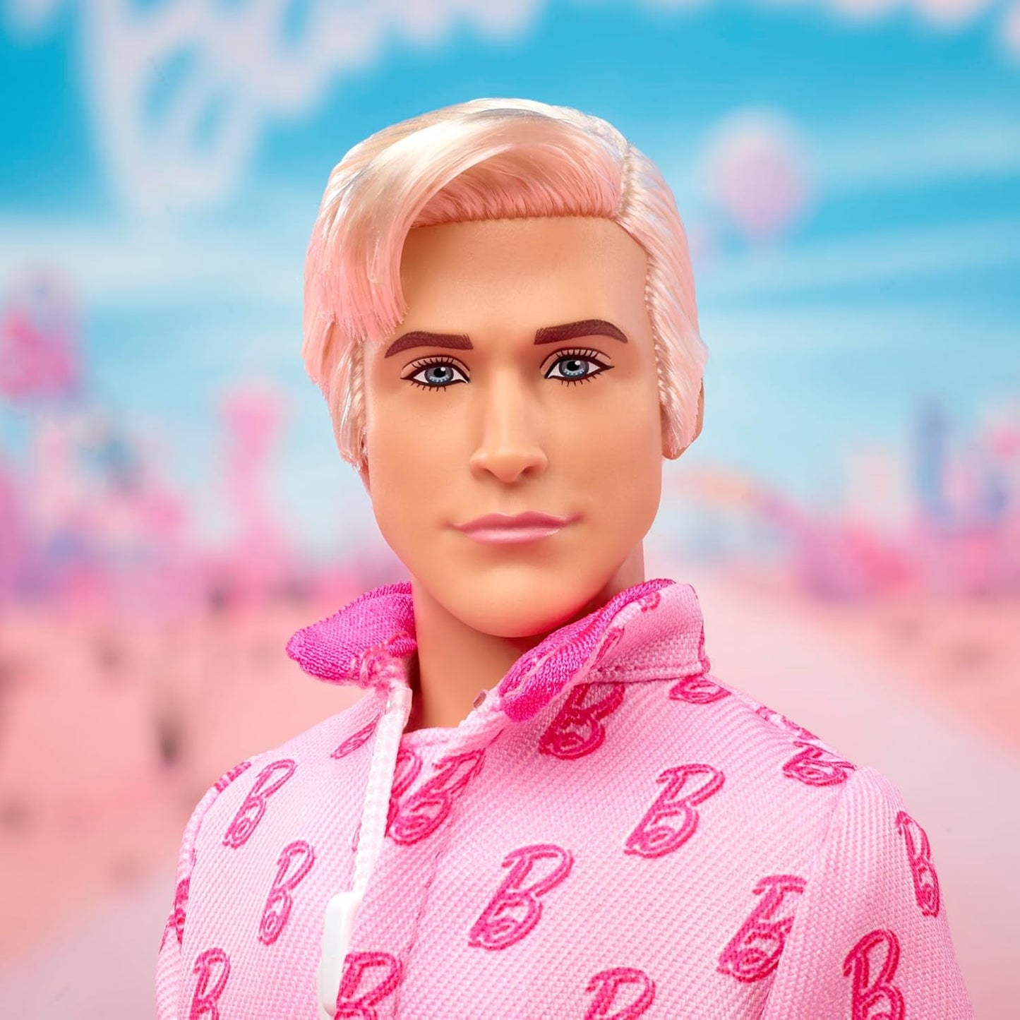 Barbie The Movie - Ken-Sammelpuppe, Ryan Gosling a Ken v růžově obarvené kombinéze s "B"-Aufdruck, bílými teniskami a barevnými bruslemi, JCP80