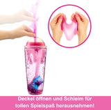 Barbie Pop Reveal Fruit - Panenky s překvapením s 8 ovocnými překvapeními, včetně polohovatelné panenky s vůní jahodové limonády a nadýchaného štěněte, věk 3+, HNW41