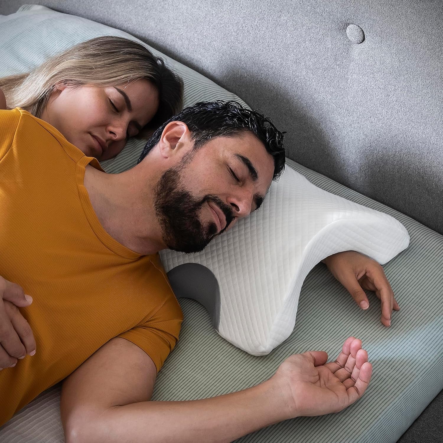 InnovaGoods – Viscoelastický krční polštář pro páry, Ergonomický design pro relaxaci páru, Paměťová pěna pro uvolnění tlaku, Snímatelný potah, Bílá, 36 x 12,5 x 30,5 cm, Paměťová pěna