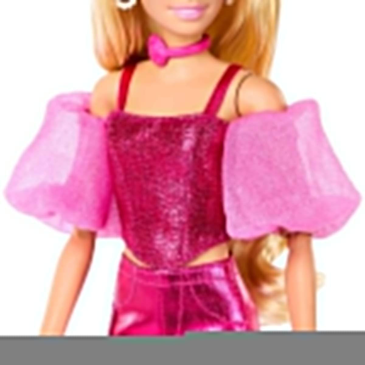 Panenka Barbie Deluxe Style #5 v metalicky růžovém blond oblečku s třpytivým živůtkovým topem a třpytivými kalhotami, s doplňky včetně růžového náhrdelníku a kabelky, JFP40