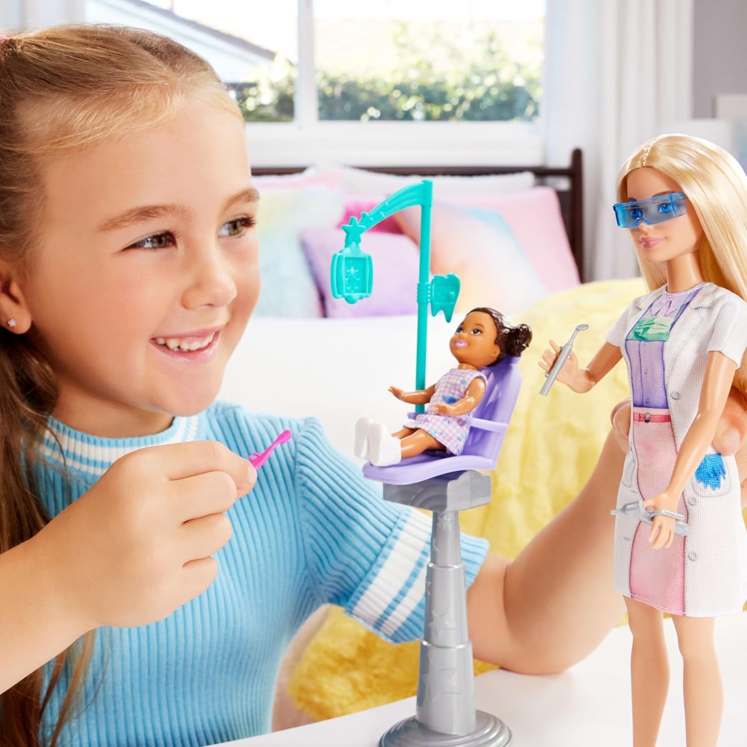 Barbie panenka zubního lékaře, módní panenka s blond vlasy, modrými šaty a laboratorním pláštěm, 1 dětská panenka, příslušenství ke zkoušce a různé doplňky, JCR74