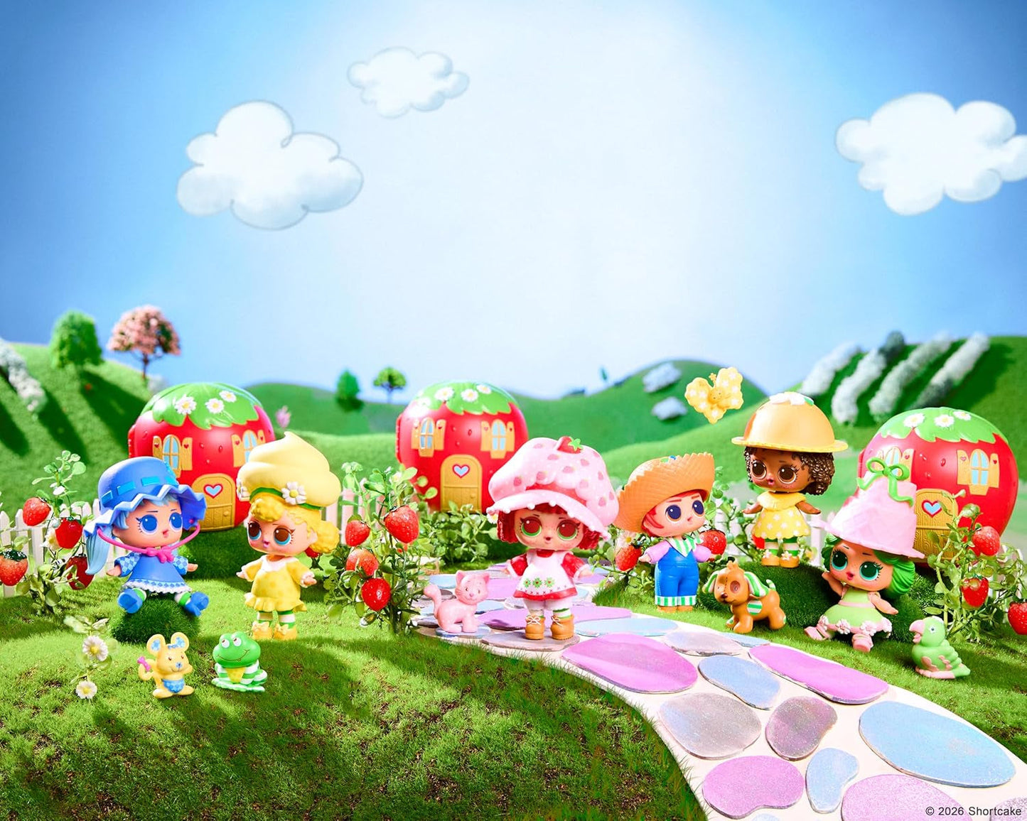 LOL Překvapení! Loves Strawberry Shortcake Tots – sběratelské voňavé panenky se 7 překvapeními, mazlíčkem, módou, botami, kloboukem, herní sadou s jahodovým koláčem, konvertibilní dům, věk 4+