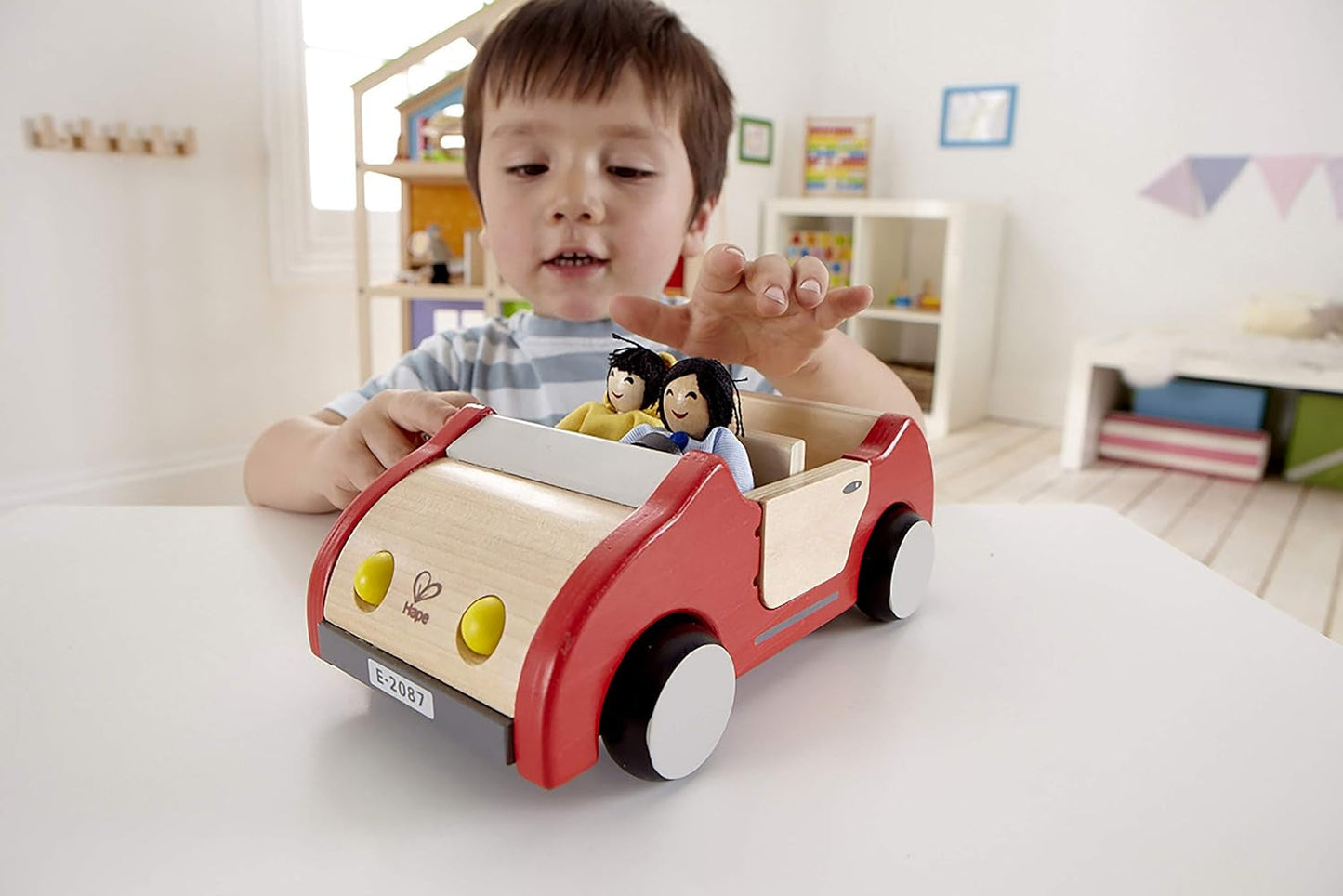 Hape E3401 Four Seasons House, zařízený a E3500 – rodina panenek, světlá kůže