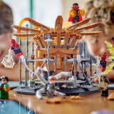 Sada LEGO 76261 Marvel Spider-Man's Big Showdown, Spider-Man: No Way Home se 3 minifigurkami Peterem Parkerem a zeleným skřítkem, Electro, Sandman, Ned, Doctor Strange a MJ, sběratelský model Stavebnice Besuche den LEGO-Store