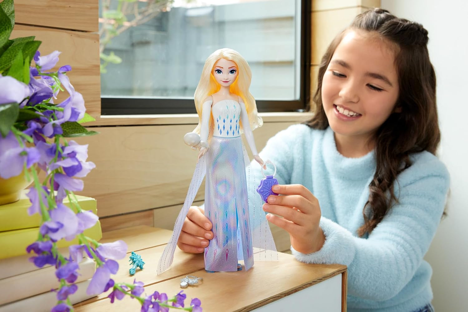 Mattel Disney The Ice Queen Elsa Fashion Set, Spin & Reveal s 11 překvapeními, včetně 5 doplňků, 5 samolepek a scénky, inspirované Disneyho filmem, HTG25 Naty Shop Dolls