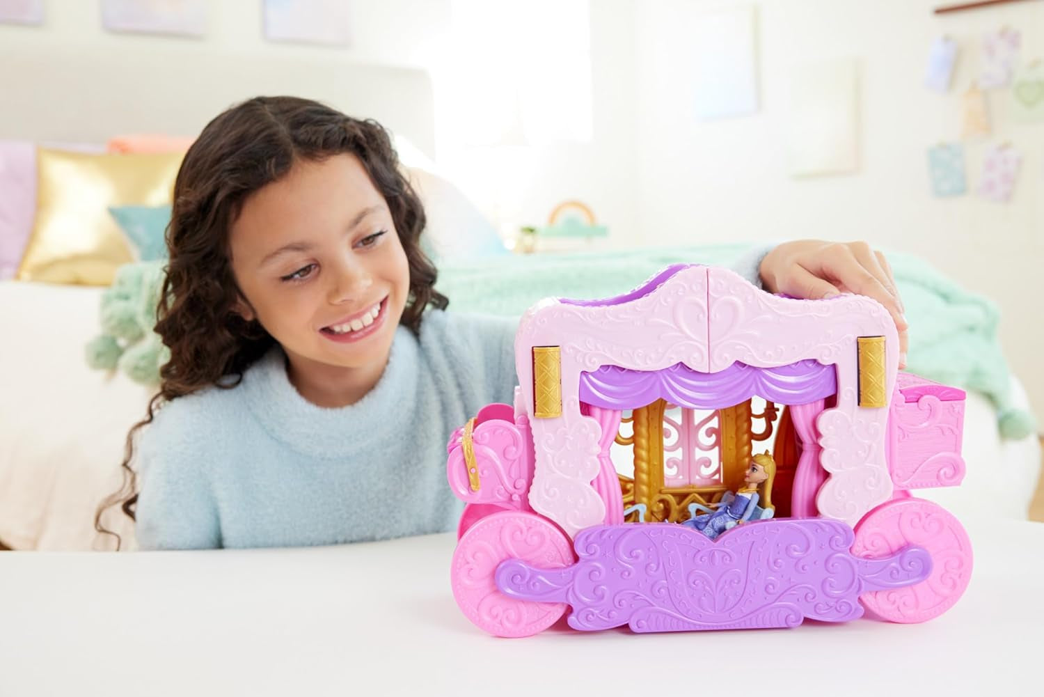 Mattel Disney Princess Transformation Playset Kočárek na hrad s minipanenkou Aurora, 3 úrovně, 6 herních oblastí, 4 figurky, nábytek a doplňky HWX17