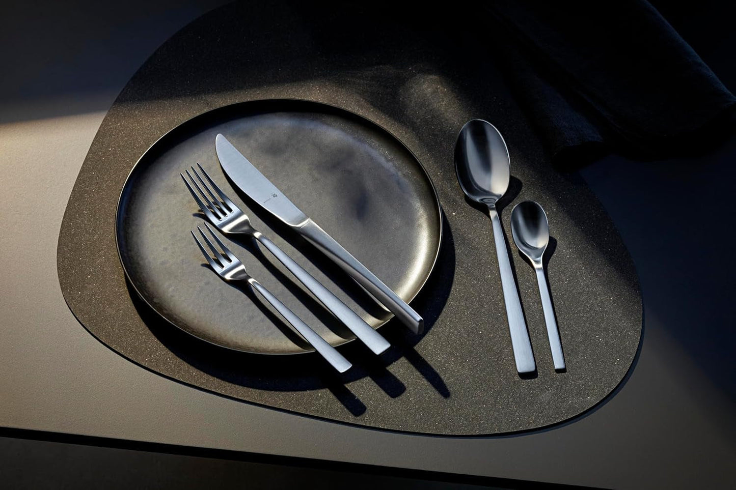 WMF Corvo Besteck Set 12 osob, 66 částí, 60 částí Mit Servierbesteck, Hohlheftmesser, Cromargan Protect Mattiert, Kratzbeständig, Spülmaschinenfest Kitchen Naty Shop