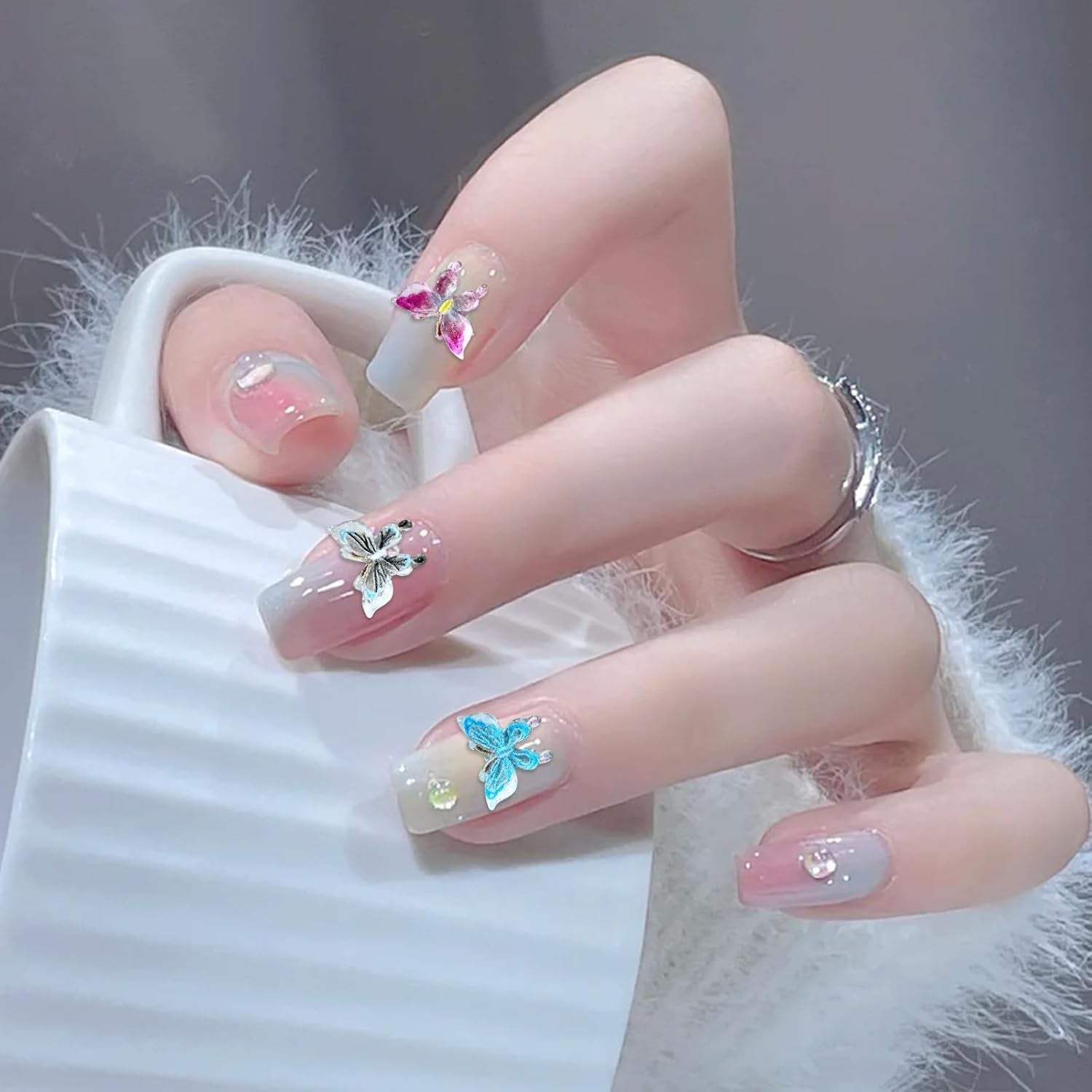YICH Přívěsky na nehty Nägel Přívěsky 50 ks 3D květiny + 50 ks 3D šišky, letní Nägel Deko Set Šmetterling/květiny Nail Art Nailart