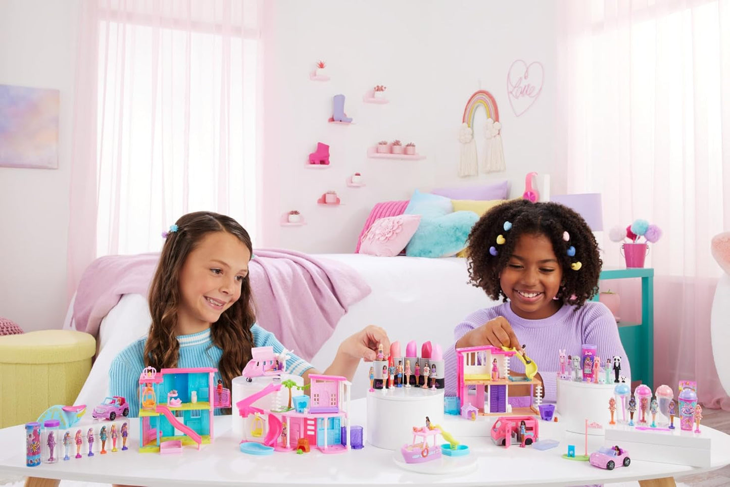 Mini BarbieLand Sady panenky Barbie a autíčka, 1,5" panenka a ikonické autíčko s překvapením měnící barvu, HYF40