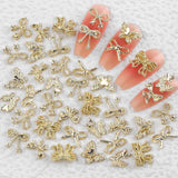 50Stück 3D zlatá mašle na nehty Butterfly Nail Art Charms Legierung Bogen Nagel Charms Nägel Zubehör Schleife Nagelschmuck Metall Schleifen Schmetterling Nageldesign Nagelanhänger Nailart Strasssteine
