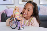 Panenka Barbie Fashionista, blond vlasy a duhový overal, včetně invalidního vozíku a rampy, dárek pro panenku pro děti, hračka pro děti od 3 let, HJT13