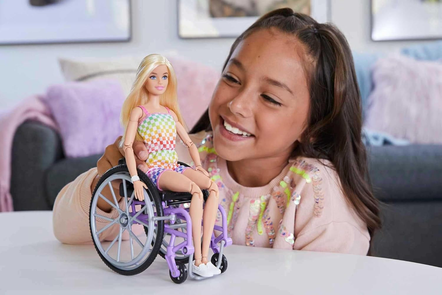 Panenka Barbie Fashionista, blond vlasy a duhový overal, včetně invalidního vozíku a rampy, dárek pro panenku pro děti, hračka pro děti od 3 let, HJT13