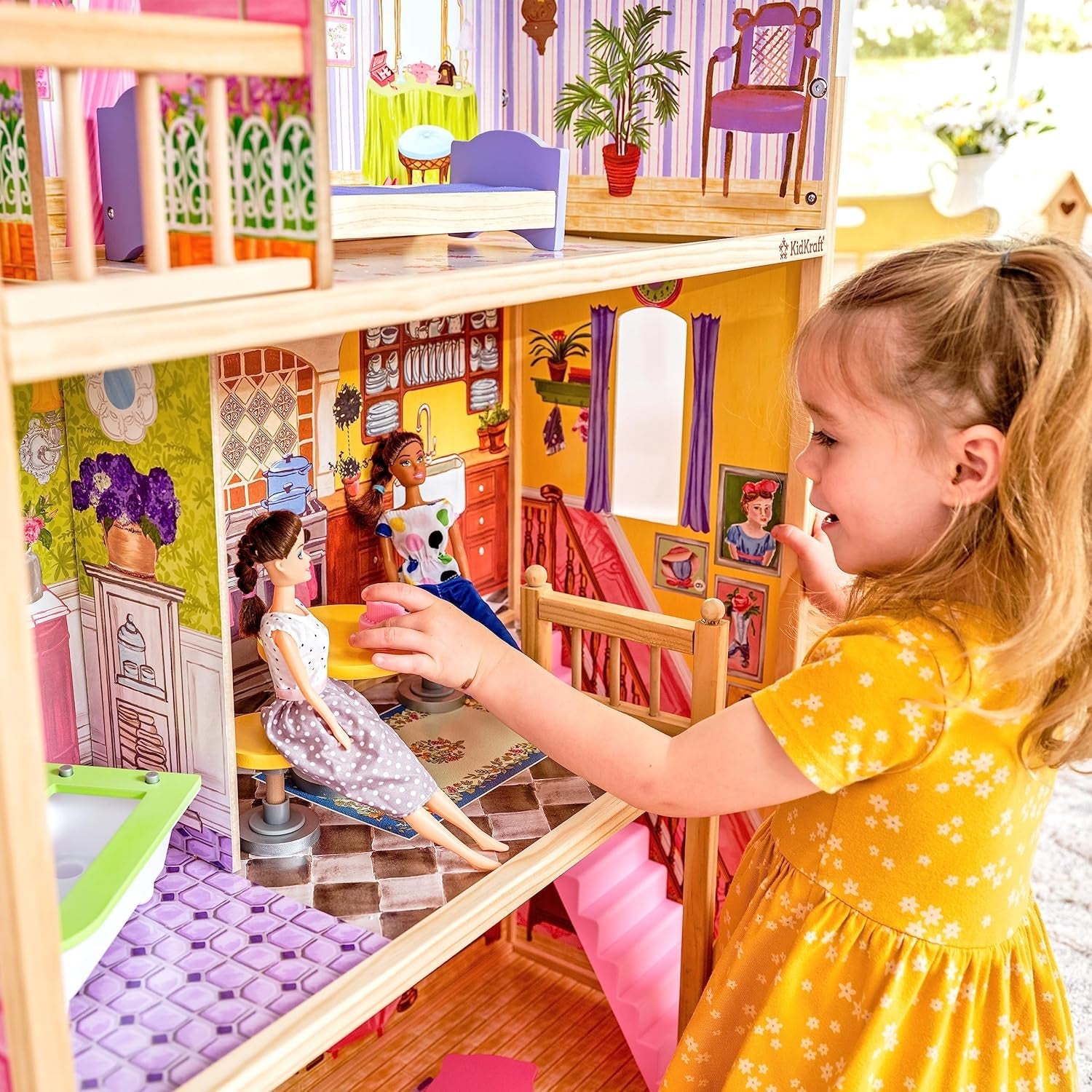KidKraft Kayla dřevěný domeček pro panenky s nábytkem a doplňky, 3patrová herní sada pro 30cm panenku, hračka pro děti od 3 let, 65092 – exkluzivně na Amazonu