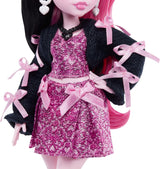 Panenka Monster High Draculaura v růžových šatech s mašlemi a černým svetrem s Count Fabulous Bat a 7 doplňky včetně ramen, rtěnky a tašky, JHK29